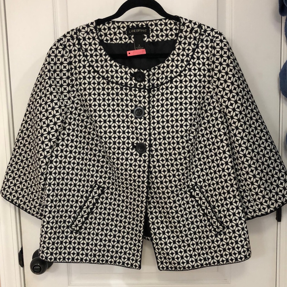 Cute Lane Bryant swing/ cape style blazer. Black and white. 3/4 sleeves.